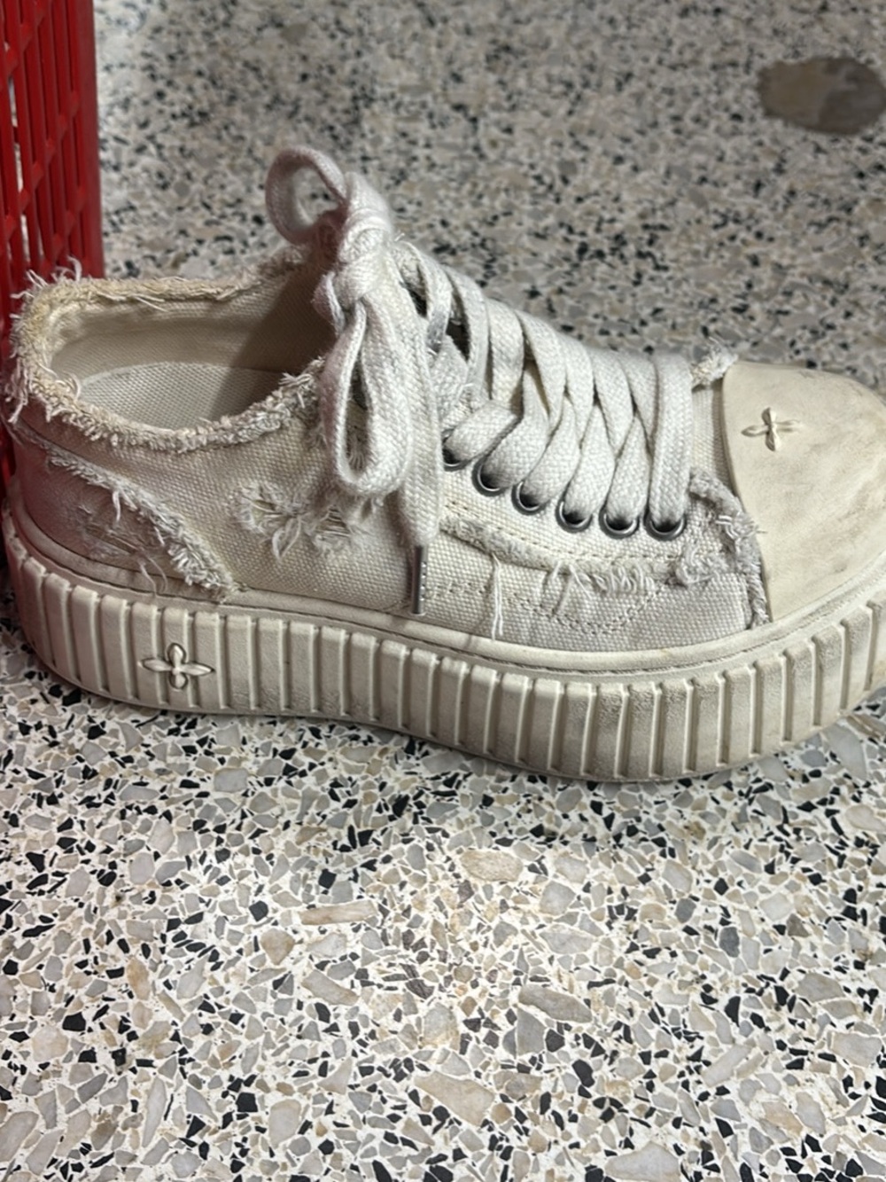 SMFK Casual Frayed Low-Top Canvas Sneakers in (Off-White color)